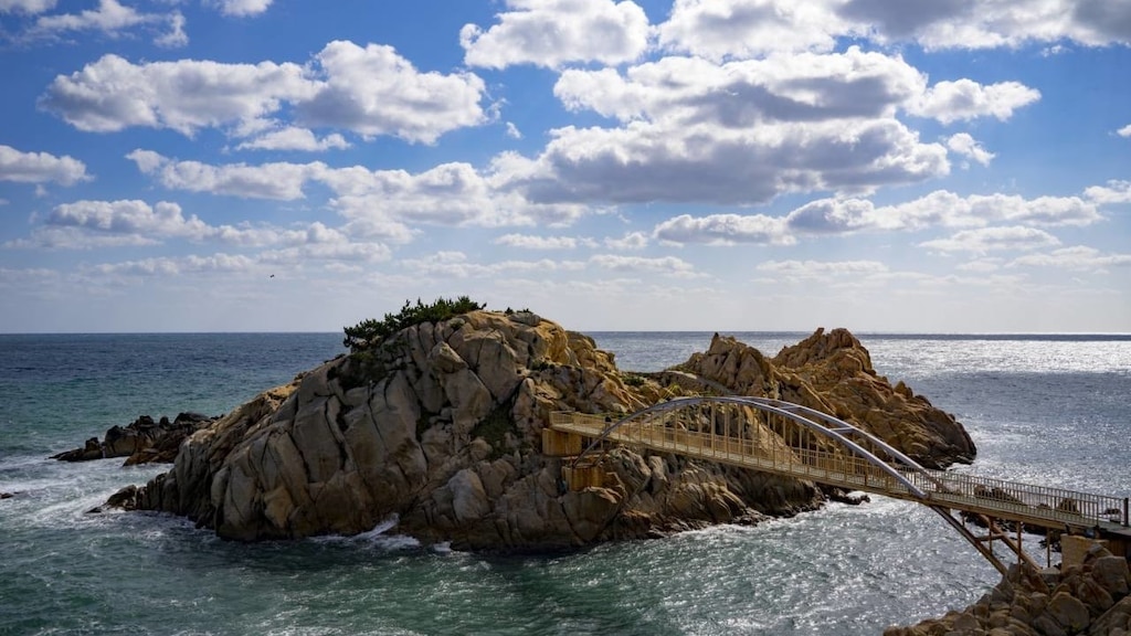 韩国前100名旅游景点之一：在乌尔桑的Daewangam公园欣赏壮丽的海景