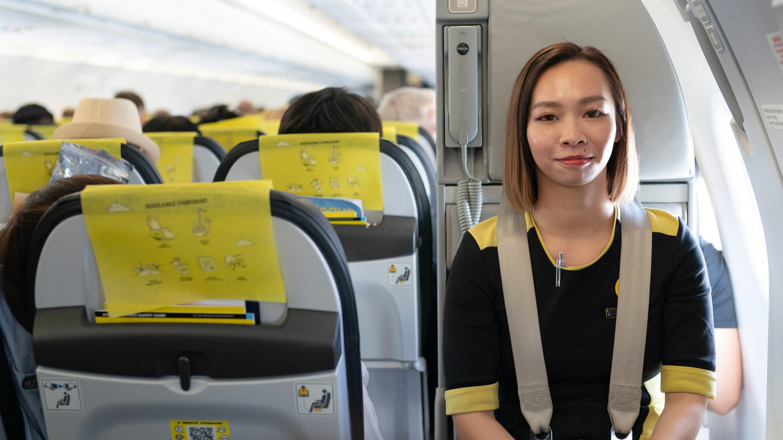 在起飞和降落时，你应该效仿空姐并坐在你的手上吗？