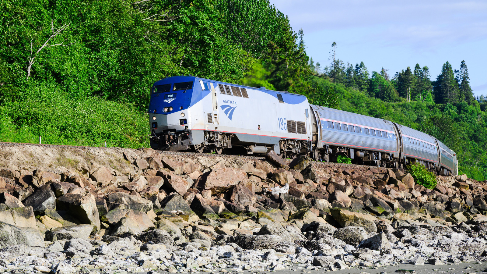 根据评论，北美风景最美的 Amtrak 火车路线