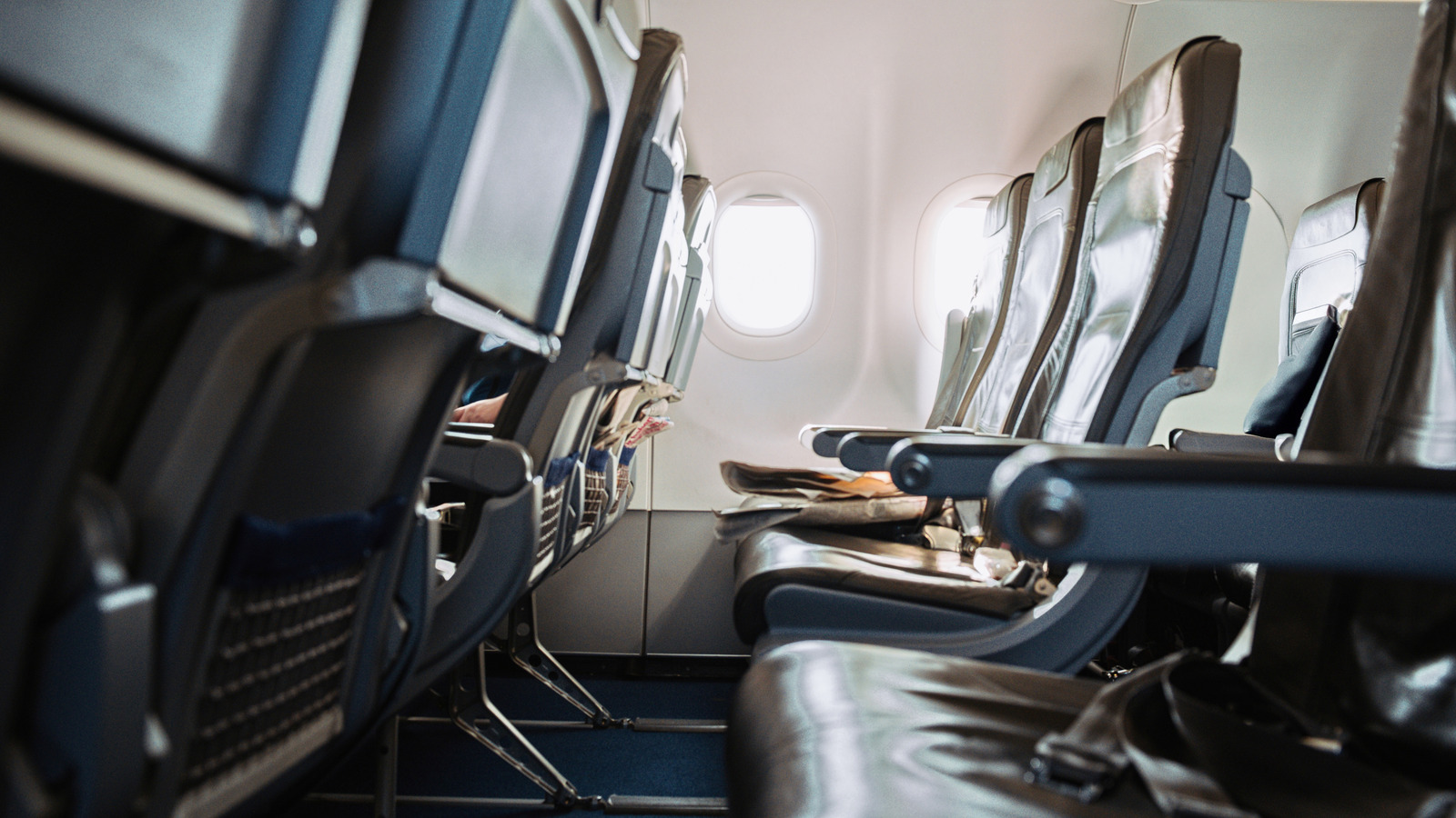 飞行的这一令人沮丧的方面引发了旅行者的激烈争论