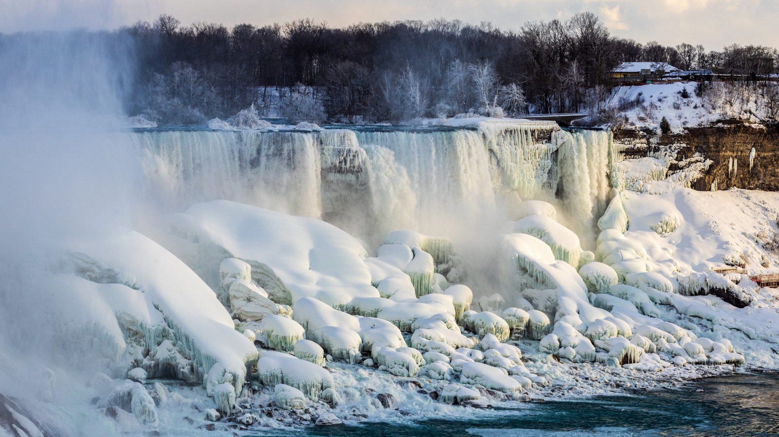 游客全年都喜欢参观这个壮观的北美景点