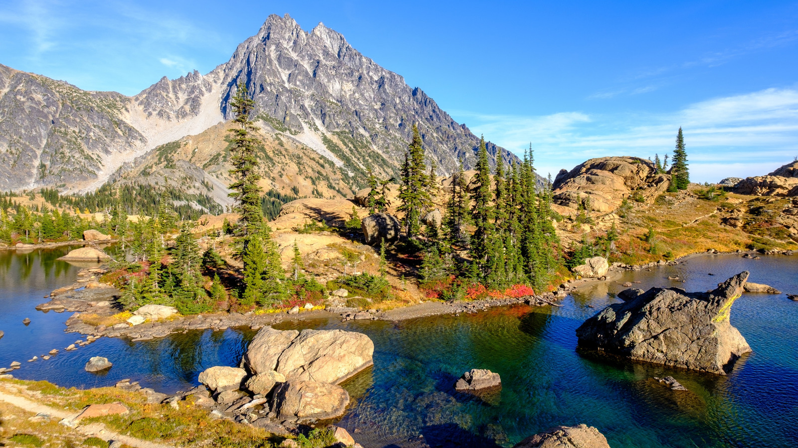 华盛顿风景秀丽的高山湖提供远足小径，可欣赏到完美的景色